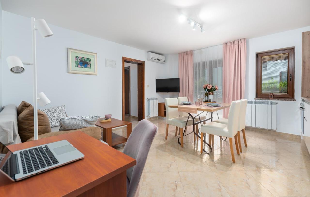Apartments Villa Ana Πόρετς Εξωτερικό φωτογραφία