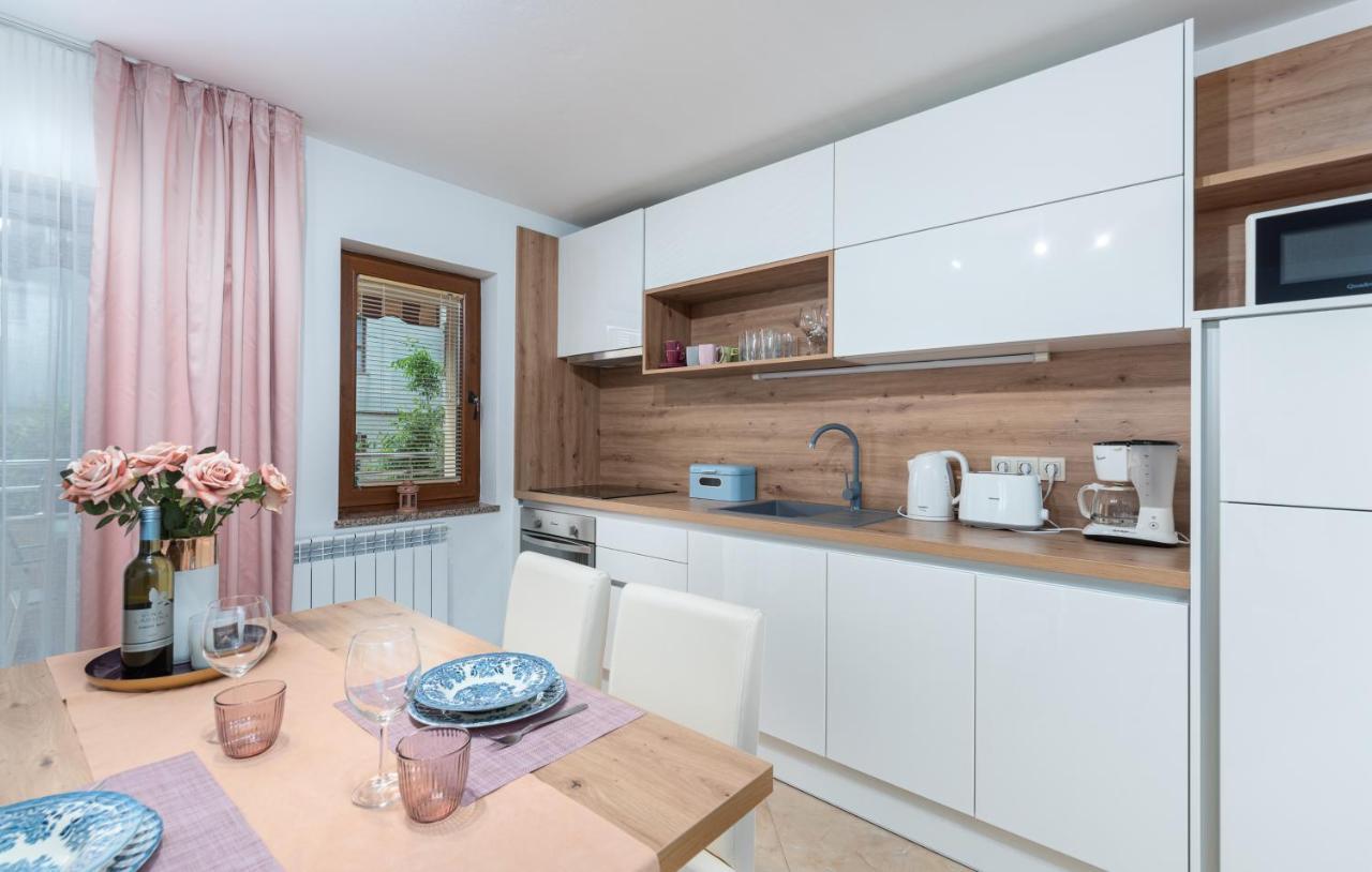 Apartments Villa Ana Πόρετς Εξωτερικό φωτογραφία