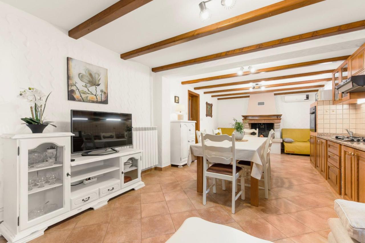 Apartments Villa Ana Πόρετς Εξωτερικό φωτογραφία